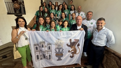 El alcalde Manolo Barón recibe al equipo infantil femenino del Club Balon