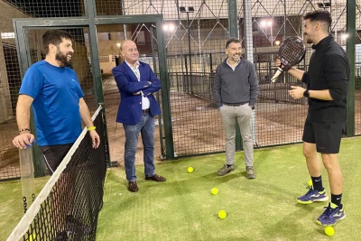 El alcalde Manolo Barón visita las pistas de pádel del Centro Depo