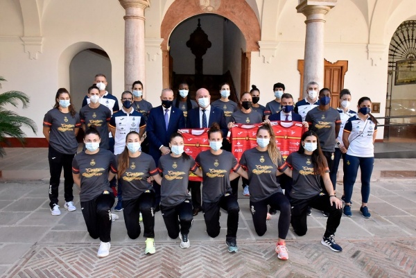 Las Guerreras visitan el Ayuntamiento con motivo de la disputa esta tarde en nue