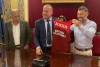 Las Selecciones Españolas Absolutas de Balonmano Playa visitan el Ayuntamiento con motivo de su concentración preparatoria en nuestra ciudad de cara al inminente Mundial en Creta